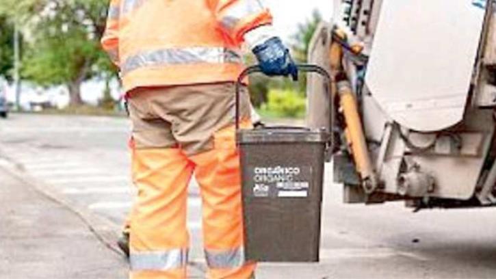 Un operatore di Alia al lavoro