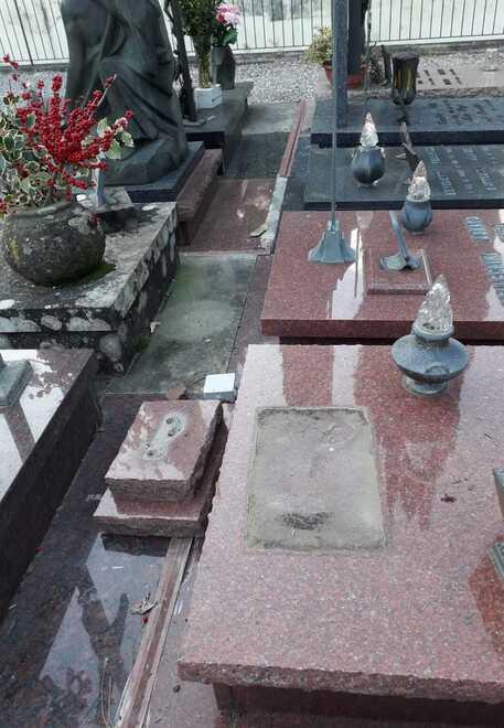 Ancora ladri nel cimitero: rubati decine di vasi e statue
