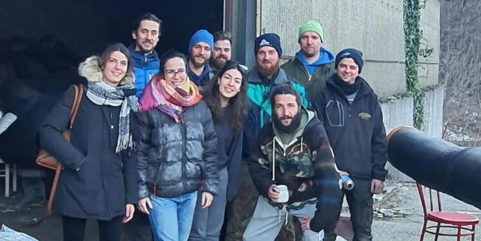 Alcuni dei volontari impegnati da due mesi nella realizzazione del carro