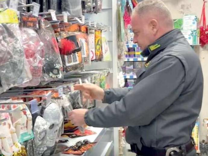 
	Militare delle Fiamme gialle controlla i prodotti finiti nel mirino

