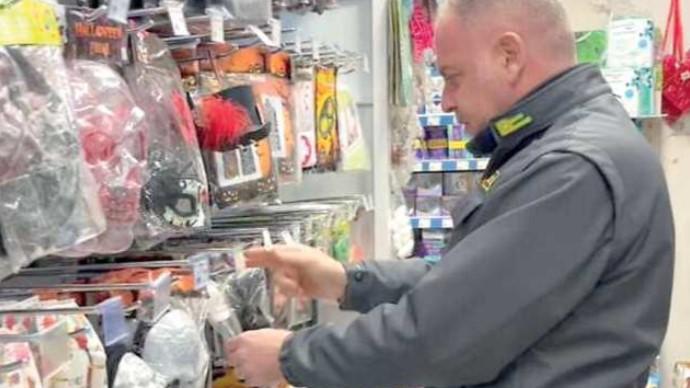 Militare delle Fiamme gialle controlla i prodotti finiti nel mirino