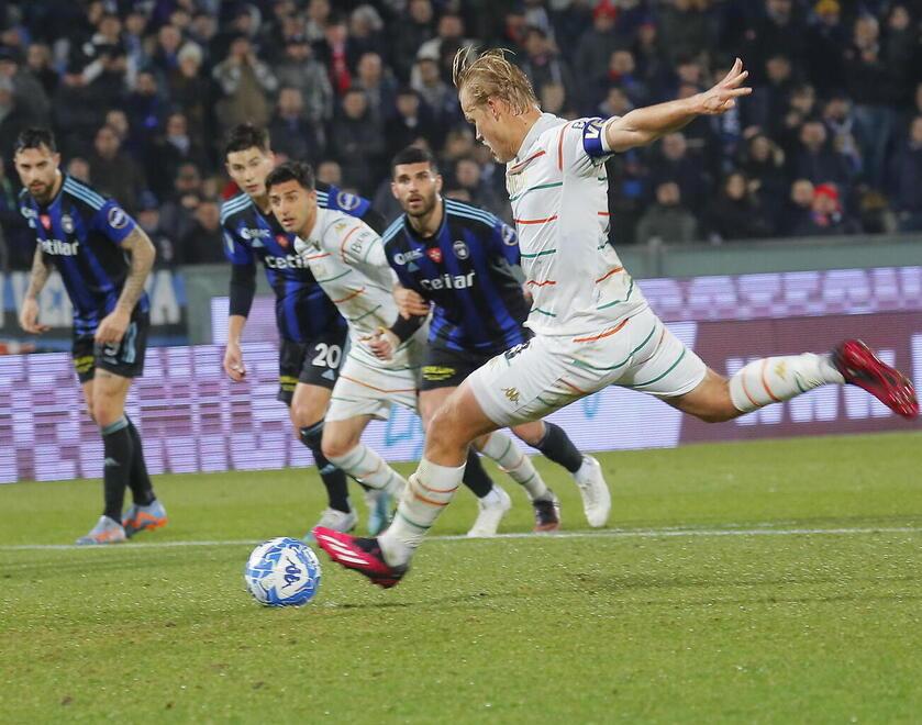 Il rigore-pazzo: l’attaccante del Venezia se lo calcerà col piede destro su quello sinistro. Non si può (foto Muzzi)