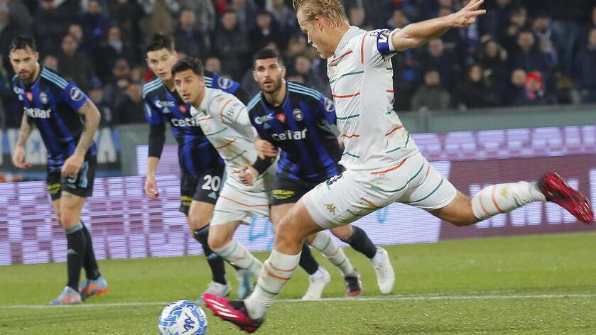 Il rigore-pazzo: l’attaccante del Venezia se lo calcerà col piede destro su quello sinistro. Non si può (foto Muzzi)
