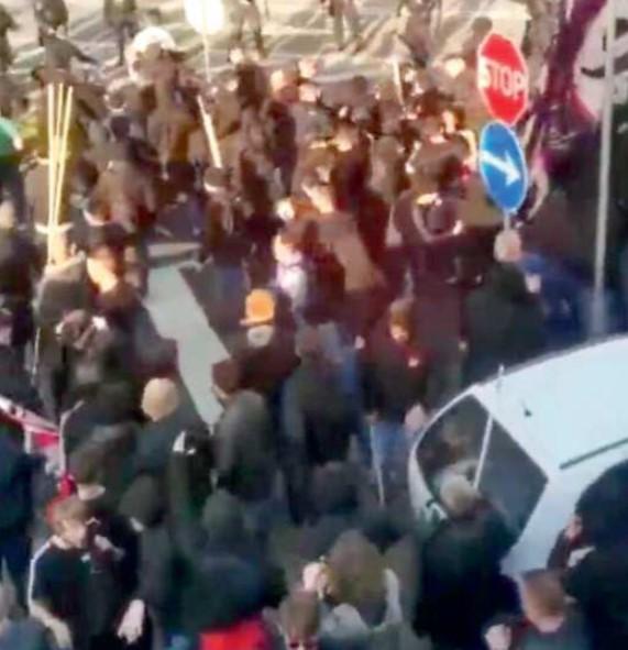 
	Un fermo immagine del video degli scontri pubblicato sulla pagina Facebook di Gruppaof

