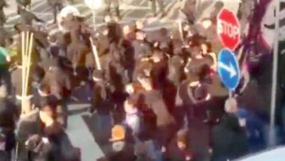 Un fermo immagine del video degli scontri pubblicato sulla pagina Facebook di Gruppaof