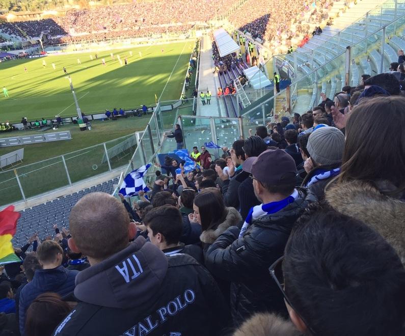 I tifosi azzurri nel “formaggino” del Franchi in occasione di un derby con la Fiorentina