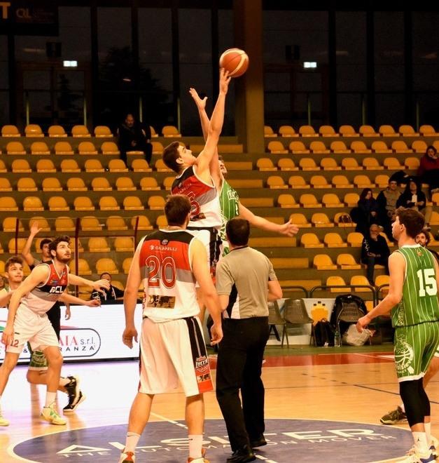 l momento della palla a due nel vittorioso match contro Valdisieve (foto dal profilo Facebook del Bc Lucca)