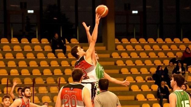 l momento della palla a due nel vittorioso match contro Valdisieve (foto dal profilo Facebook del Bc Lucca)