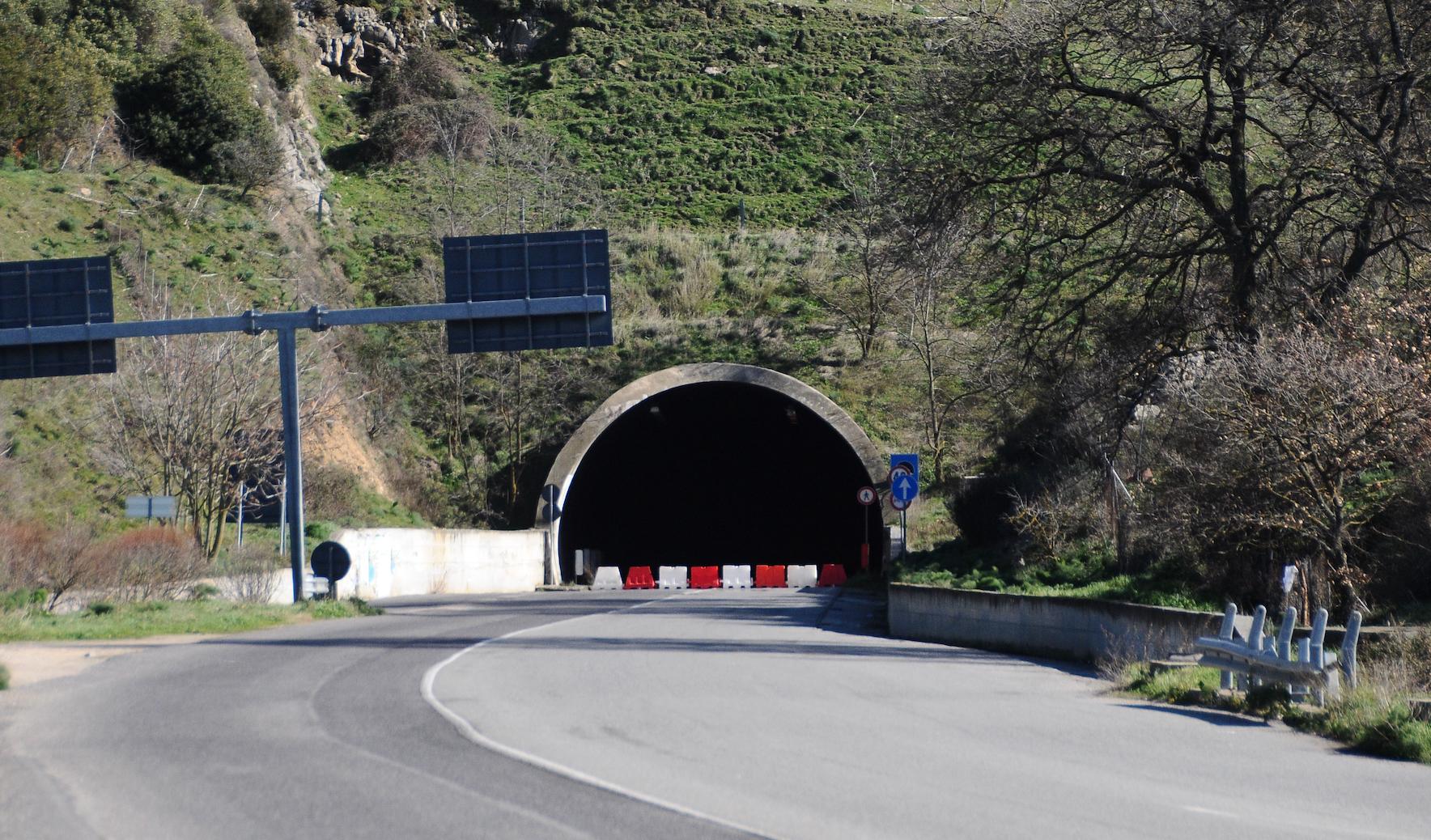 La galleria di Mughina chiusa (foto massimo locci)