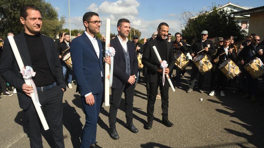 Giampaolo Mugheddu (il secondo da sinistra) è il componidori della Sartiglia di martedì per il gremio dei falegnami