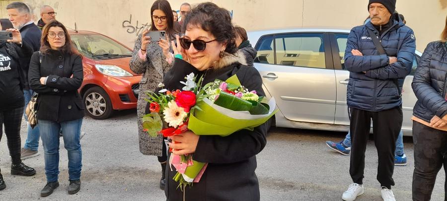 
	Ilaria Saladdino accolta al suo rientro a casa con&nbsp;un mazzo di fiori (foto di ivan nuvoli)

