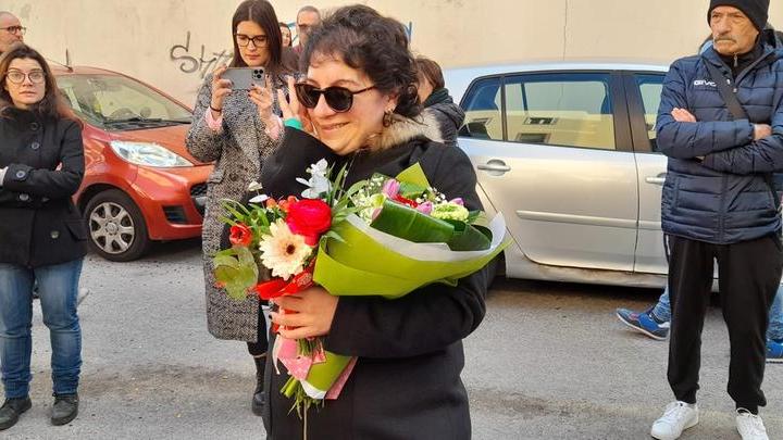 
	Ilaria Saladdino accolta al suo rientro a casa con&nbsp;un mazzo di fiori (foto di ivan nuvoli)

