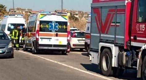 Siliqua, si schianta contro un furgone blindato, muore un motociclista