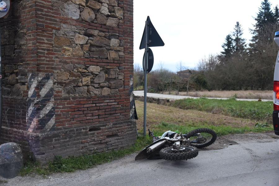 Lucca, schianto in moto: grave un 21enne