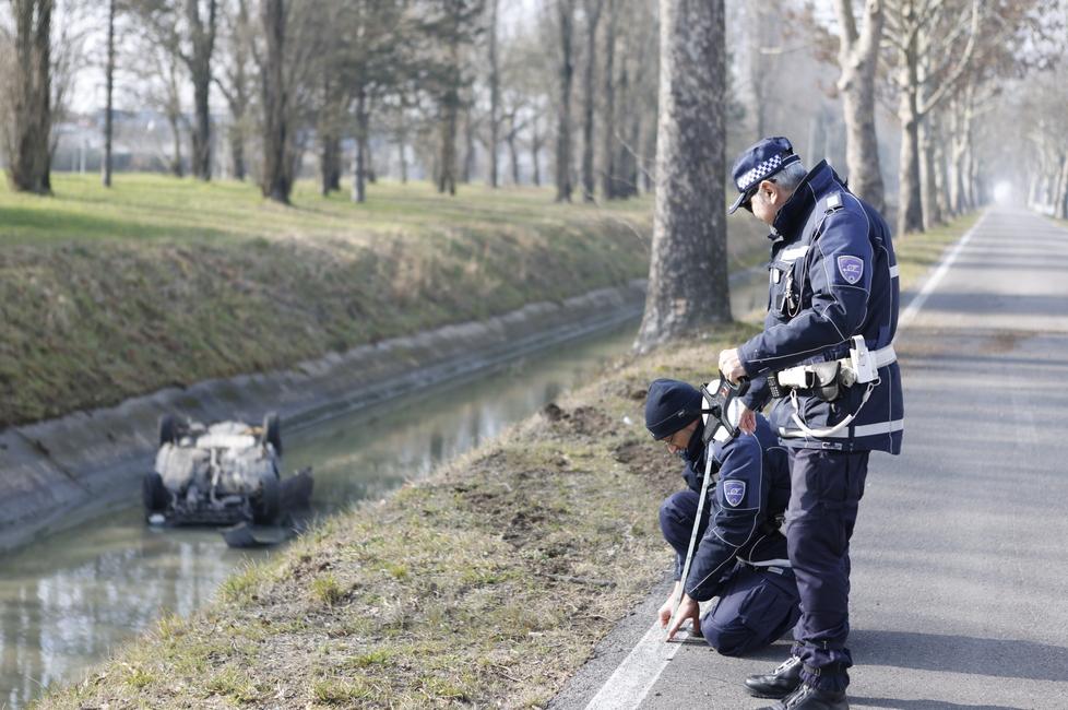 Ferrara, miracolato nel canale Diamantina in secca