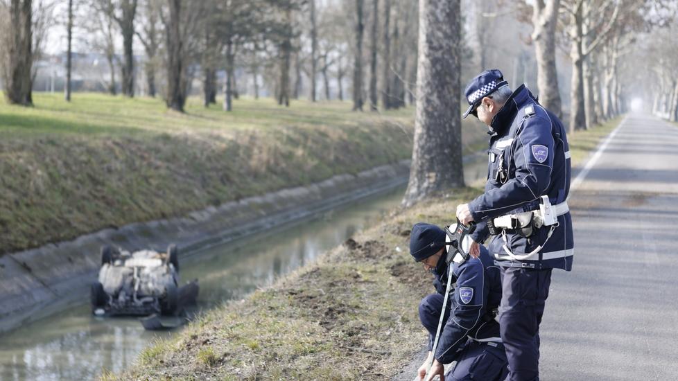 Ferrara, miracolato nel canale Diamantina in secca