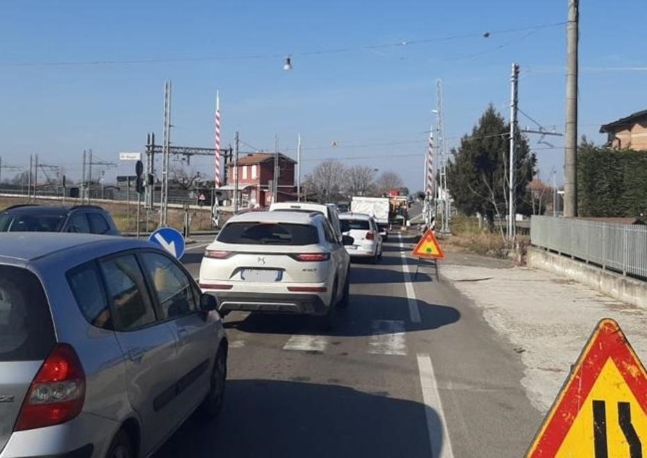 Giornata di passione a Barco per i lavori al passaggio a livello