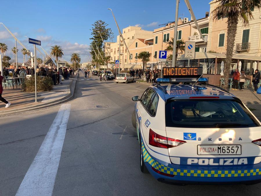 Testacoda con l’auto sul lungomare, tragedia sfiorata ad Alghero