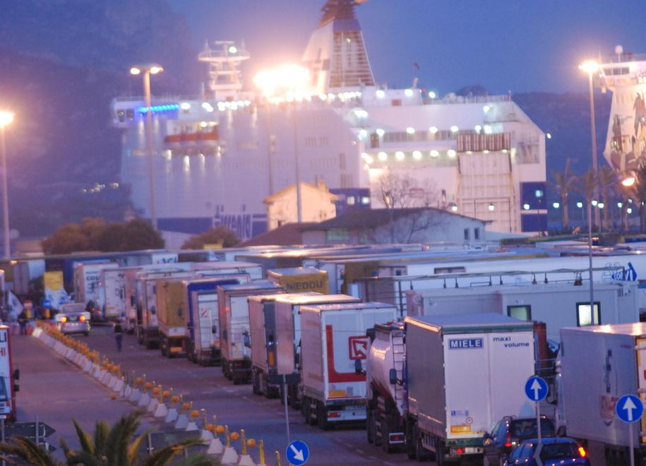 Olbia, presi i “furbetti” dei tir: alteravano il cronotachigrafo