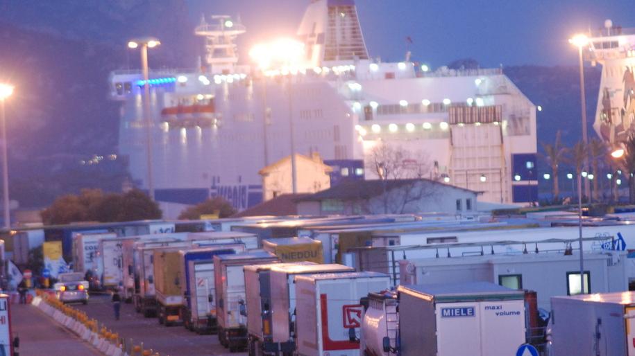 Olbia, presi i “furbetti” dei tir: alteravano il cronotachigrafo