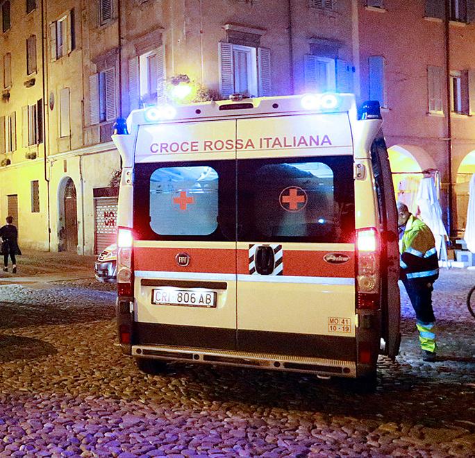 Modena, risse e bottigliate nella notte