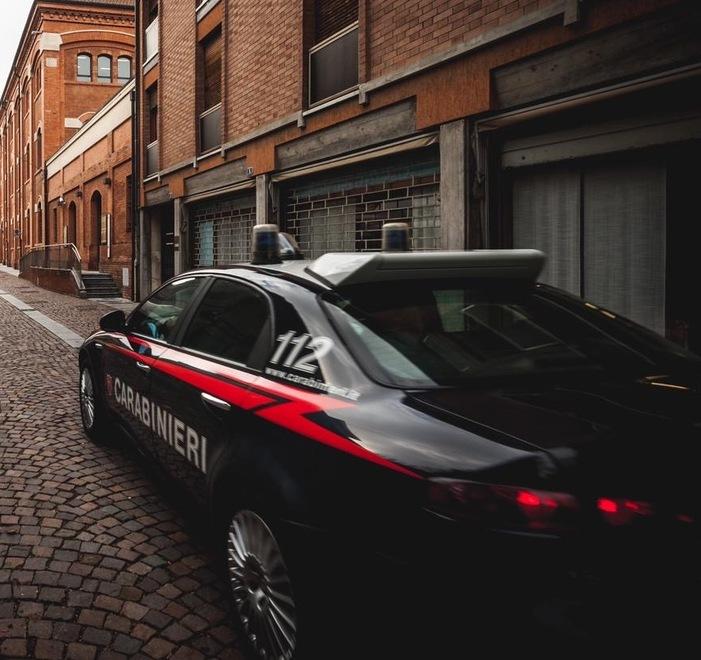 Modena La distraggono e rubano borsa dall’auto 