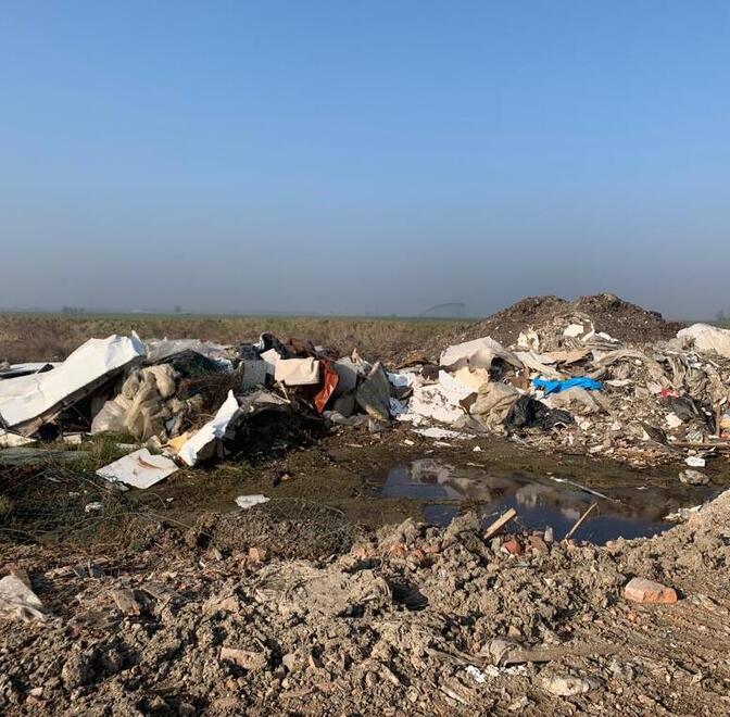 Finale Emilia. «Discarica abusiva a cielo aperto e rifiuti in fiamme: fermate quell’uomo» 
