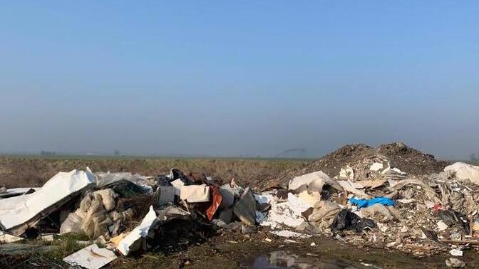 Finale Emilia. «Discarica abusiva a cielo aperto e rifiuti in fiamme: fermate quell’uomo»