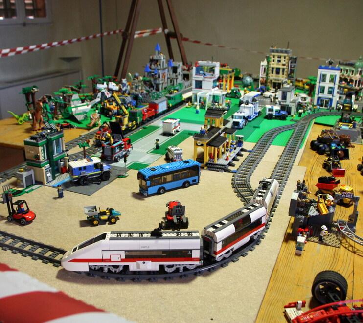San Cesario Il padre muore a 53 anni Il figlio finisce la loro città di Lego 