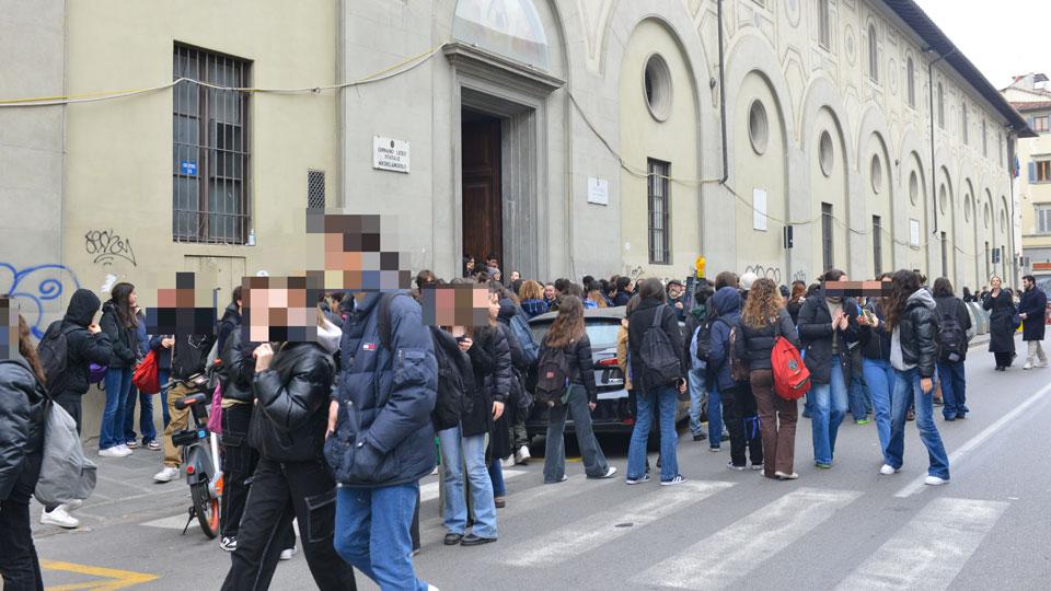 Firenze, raid squadrista al liceo: «Mio figlio preso a calci e pugni, ho visto la scena su Whatsapp»