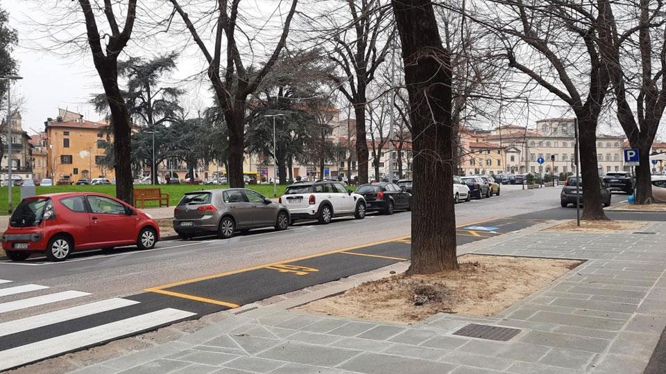 Meno posti auto e sosta selvaggia: piazza Mercatale, protestano i residenti
