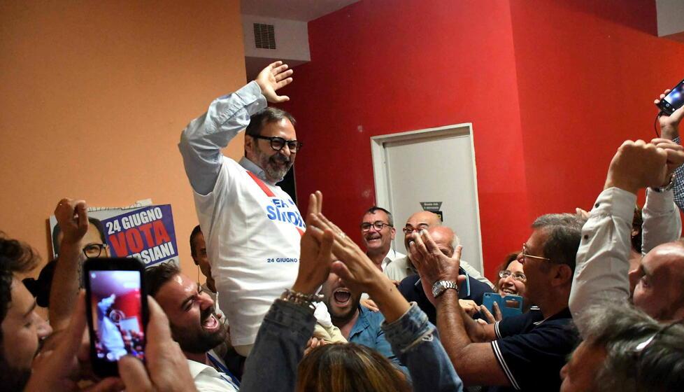 Massa, il sindaco non si dimette e affronta il “fuoco amico”