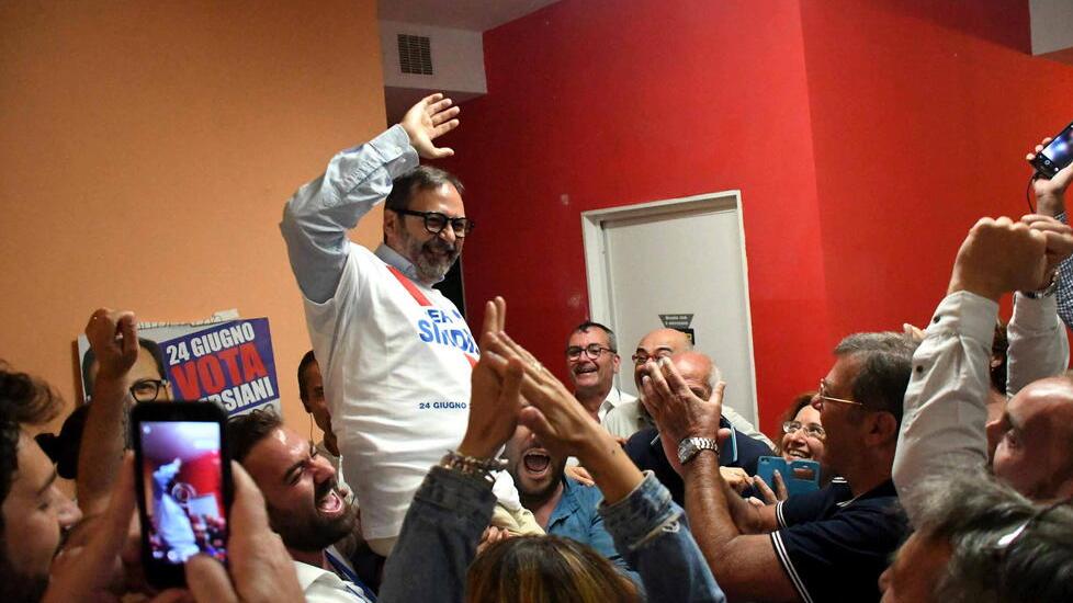 Massa, il sindaco non si dimette e affronta il “fuoco amico”