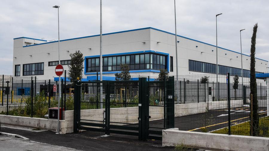 Grosseto, il maxi centro di Amazon non apre più: il capannone è in affitto