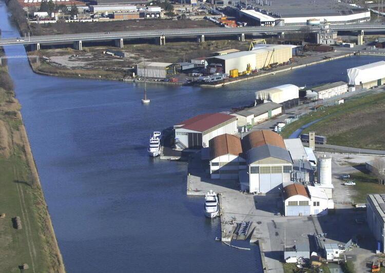 Pisa, insabbiamento alle porte vinciane: due yacht “prigionieri” nel porto