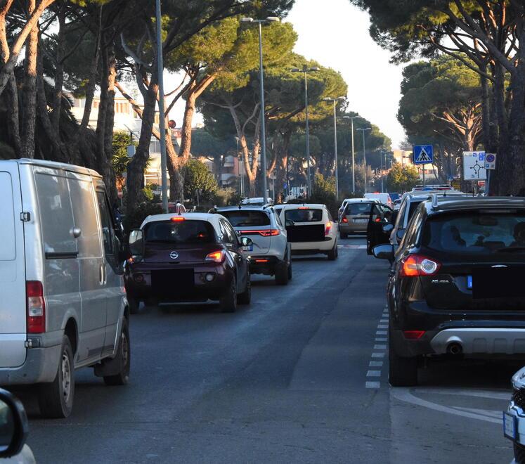Ogni anno 34 ore in coda al volante: il caso di Grosseto, città “senza semafori”