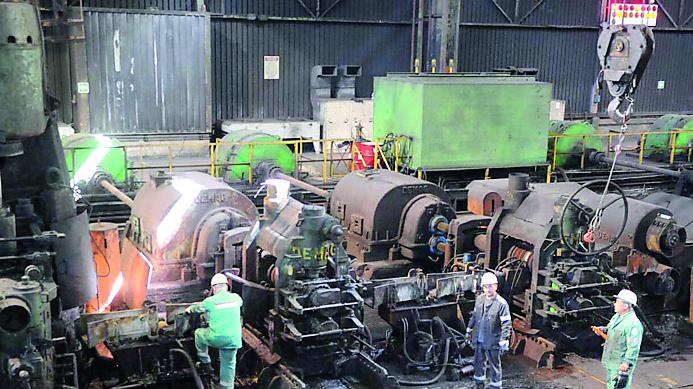 Mensa in fabbrica a rischio al siderurgico di Piombino: venti addette rischiano di perdere il lavoro