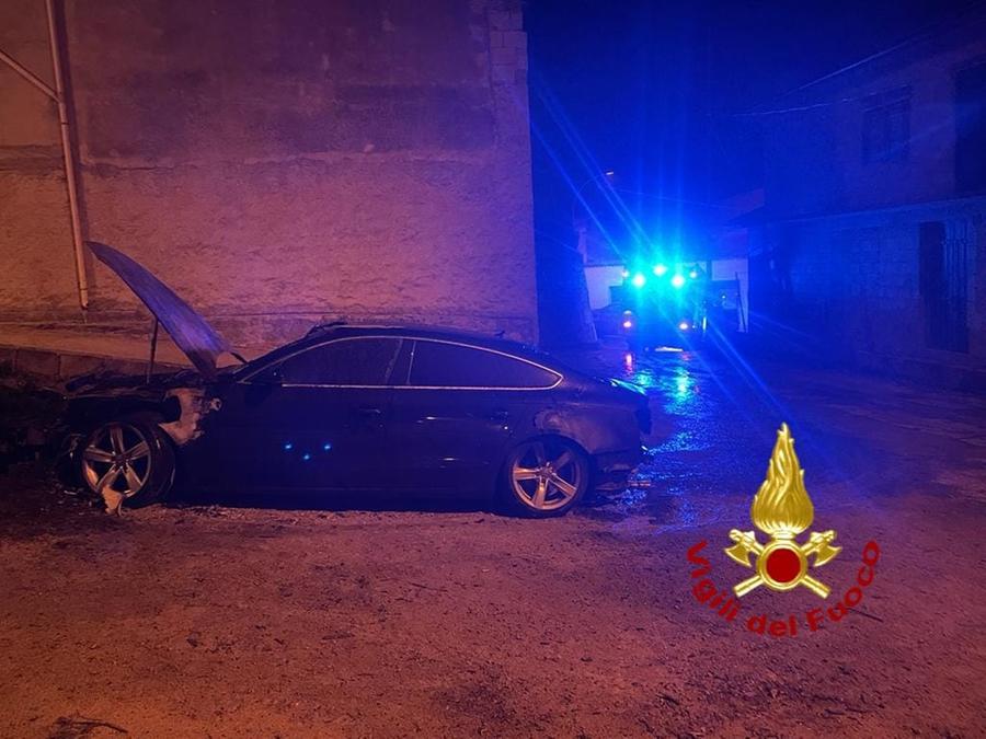 In fiamme un’Audi a Burgos, indagano i carabinieri
