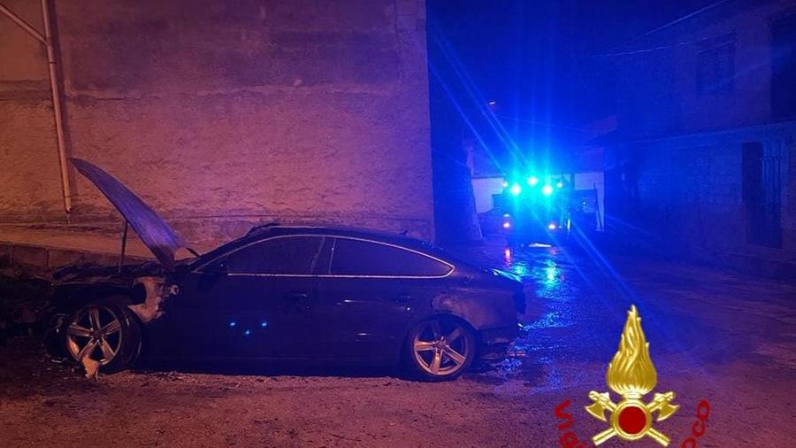 In fiamme un’Audi a Burgos, indagano i carabinieri
