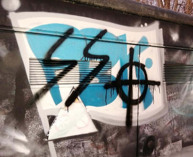 Reggio Emilia: ancora svastiche in città, rispunta l’imbrattatore