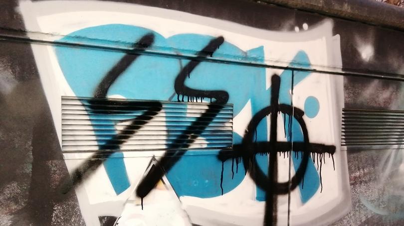 Reggio Emilia: ancora svastiche in città, rispunta l’imbrattatore