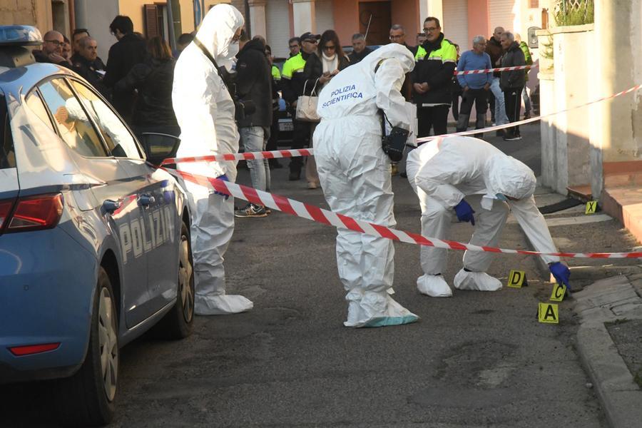 
	Gli agenti della squadra scientifica della polizia al lavoro davanti alla casa di via Martiri del Risorgimento a Sil&igrave; (Foto Francesco Pinna)

