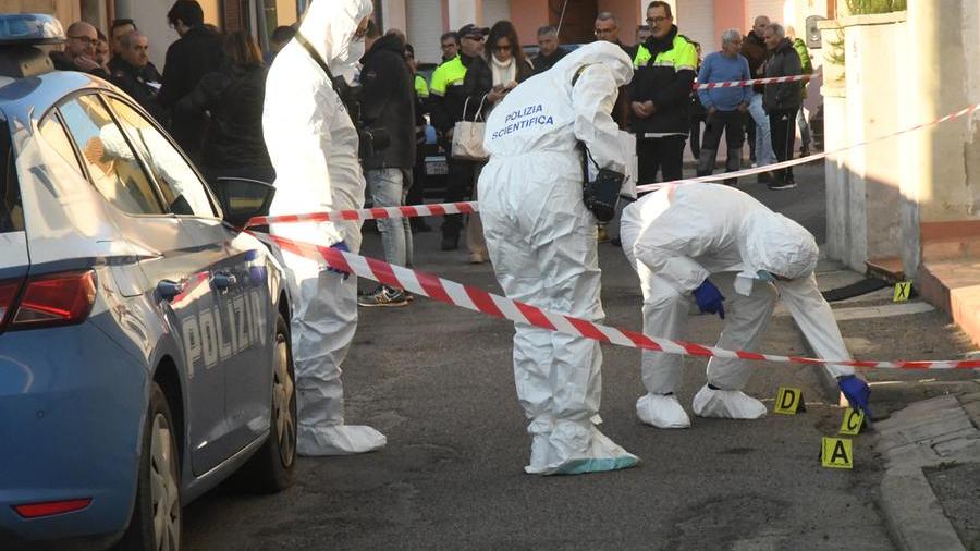 Gli agenti della squadra scientifica della polizia al lavoro davanti alla casa di via Martiri del Risorgimento a Silì (Foto Francesco Pinna)