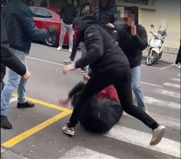 Prima del Miche, un agguato con le cinghie al Pascoli. La preside del linguistico: «Violenza inaudita anche qui»