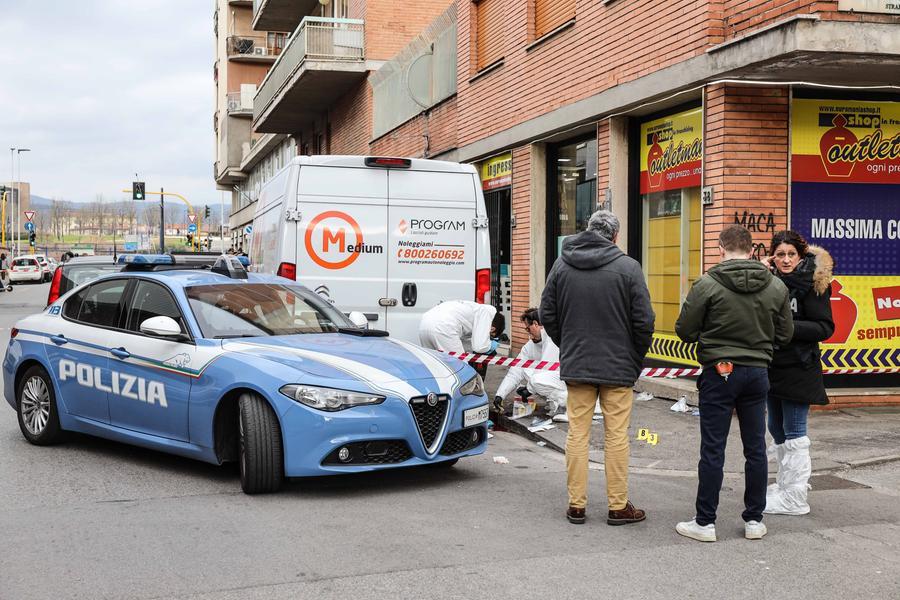 Firenze, ammazzato con un tombino: l'omicidio in pieno giorno. I residenti: «Questa zona è diventata invivibile»
