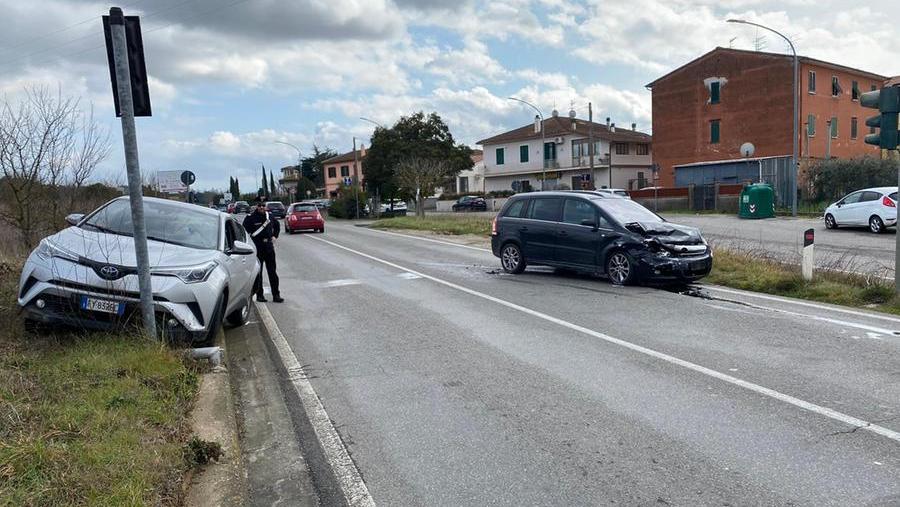 Le due auto coinvolte nell'incidente in Val di Cava (Foto Silvi)