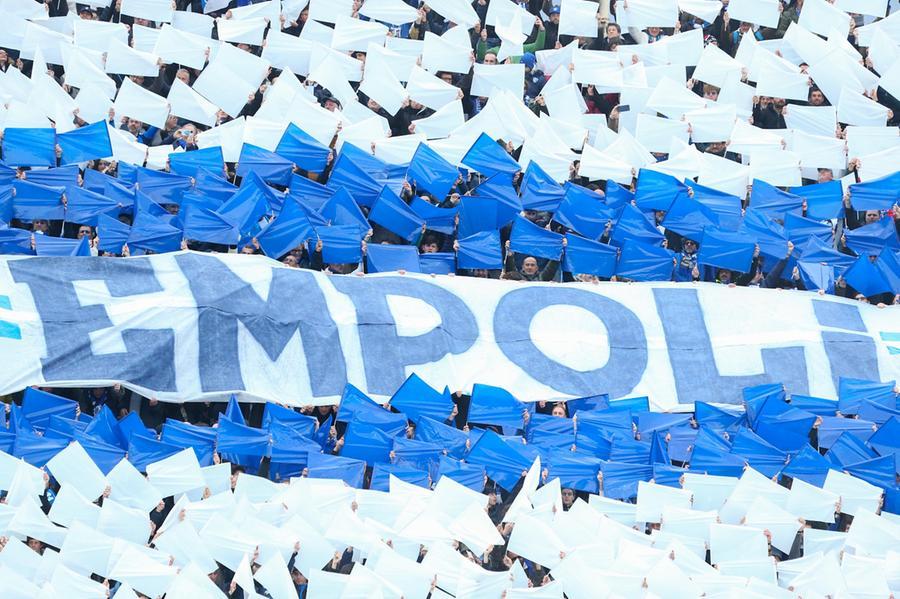 
	La coreografia dei tifosi empolesi allo stadio Franchi di Firenze (foto Sestini)

