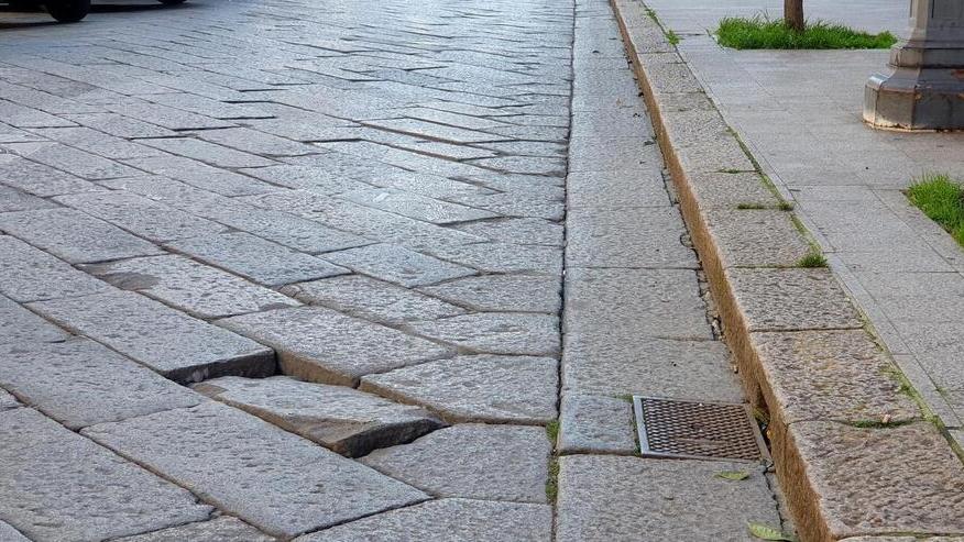 Sassari, in via Roma a trenta all’ora: «Troppe buche, è pericolosa»