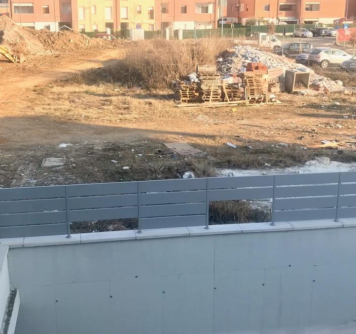 Vignola Rubano la recinzione di una casa 