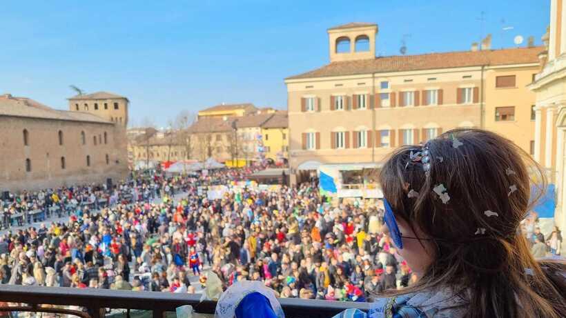 Formigine. Migliaia di persone per il carnevale Il clou è domani: maccheroni e corteo